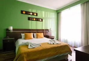 Chambre Standard Double ou avec lits jumeaux | Rideaux occultants, Wi-Fi gratuit, draps fournis