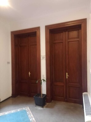 Cortinas blackout, wifi gratis y ropa de cama 