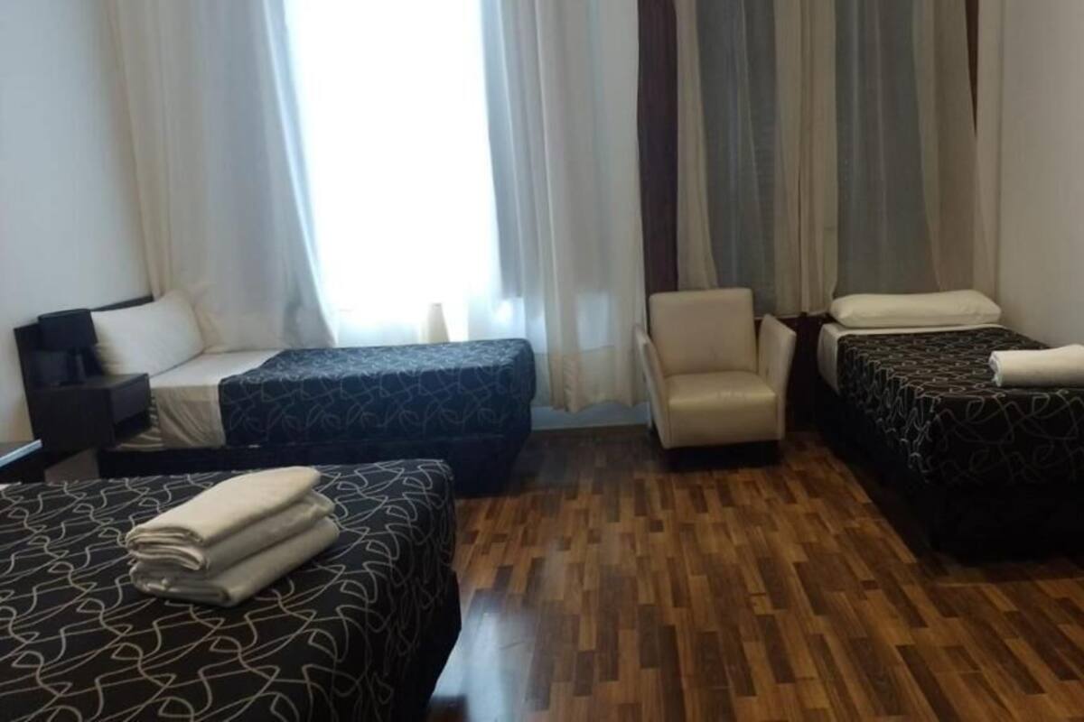 Cortinas blackout, wifi gratis y ropa de cama 