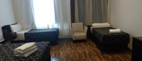 Habitación familiar | Cortinas blackout, wifi gratis y ropa de cama