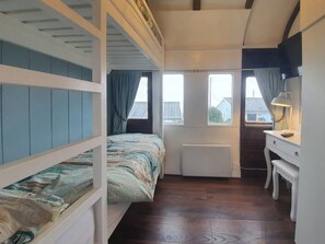 3 bedrooms, free WiFi, bed sheets