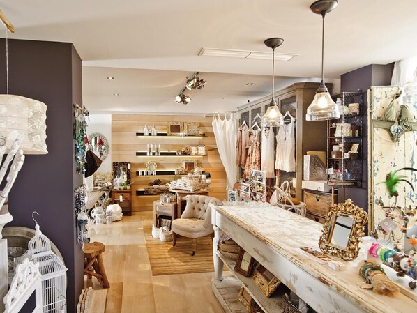 A boutique with a variety of items on display including jewelry, clothing, and home decor. - Tahiti (Formentera)