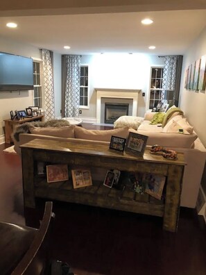 Smart TV, fireplace, table tennis