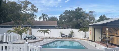 Una piscina al aire libre