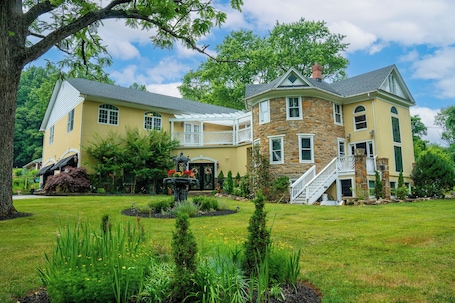Exterior. Stone Manor Boutique Inn - Country Manor with Breathtaking Gardens and Event