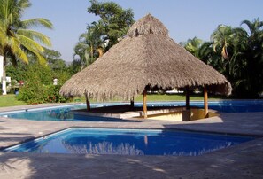 Una piscina al aire libre