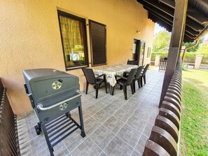 Outdoor dining - Varga Gardens I., vacation home near the beach with air conditioning and WLAN (Balatonmáriafürdo)