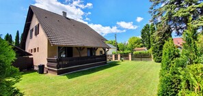 Exterior - Varga Gardens I., vacation home near the beach with air conditioning and WLAN (Balatonmáriafürdo)