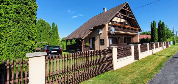 Exterior - Varga Gardens I., vacation home near the beach with air conditioning and WLAN (Balatonmáriafürdo)