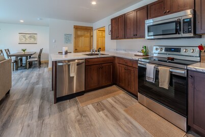 Yellowstone Retreat Rentals U2: two blocks from Yellowstone!