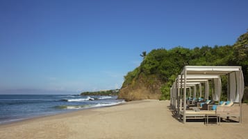 Aan het strand, cabana's (toeslag), parasols, strandlakens