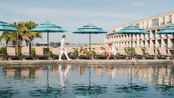 7 udendørs pools, åben fra kl. 08.00 til kl. 20.00, parasoller