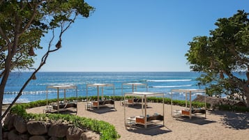 位於海灘上、海灘小屋、遮陽傘、海灘浴巾