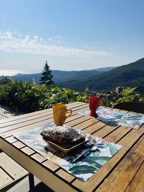 تناول الطعام با�لخارج