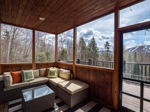 Smart TV, fireplace, ping pong, books