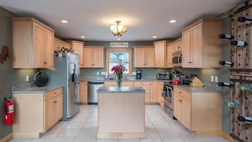 Køleskab, mikrobølgeovn, ovn, kogeplade