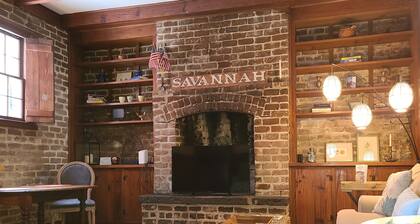WEEKNIGHT DISCOUNTS!! Charlton Lane Cottage is SO Savannah!