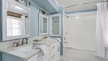 Combined shower/tub, eco-friendly toiletries, hair dryer, towels