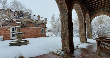 Western Carriage House Studio Suite- Western themed retreat- Full Kitchen & Bath