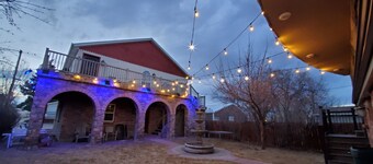 Western Carriage House Studio Suite- Western themed retreat- Full Kitchen & Bath
