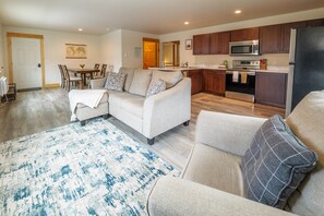 Smart TV, Netflix, Hulu, streaming services - Yellowstone Retreat Rentals U3: two blocks from Yellowstone! (Gardiner)