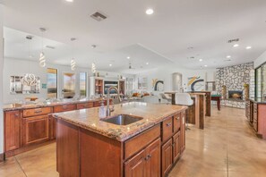 Interior - Bar,Basketball,Pickleball,Privacy,G’room,Sleeps20 (Desert Hot Springs)