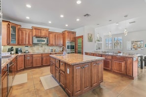 Køleskab, mikrobølgeovn, ovn, kogeplade