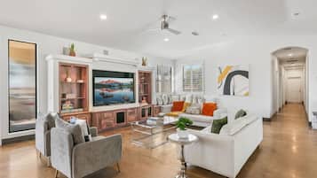 Smart TV, chimenea y libros