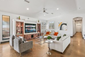 Smart TV, chimenea y libros