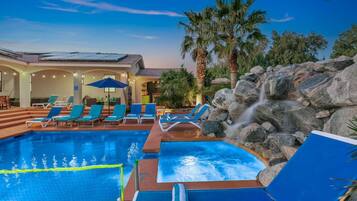 Alberca al aire libre y alberca climatizada