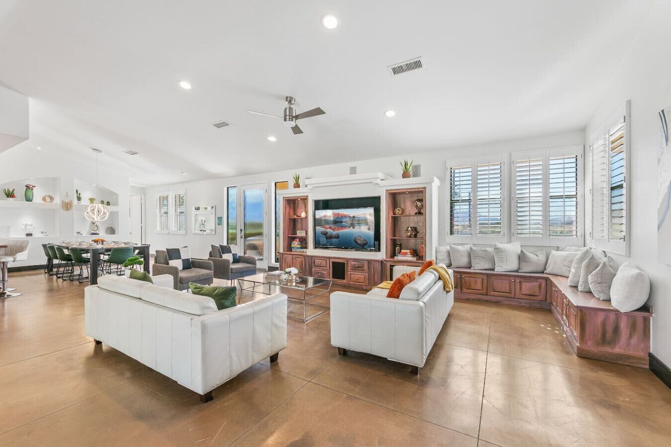 Smart TV, chimenea y libros 