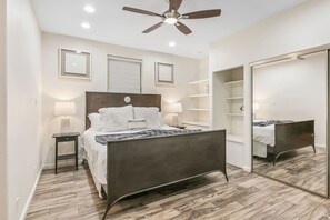 8 makuuhuonetta, työpöytä, silitysrauta/-lauta, vauvan matkasänky