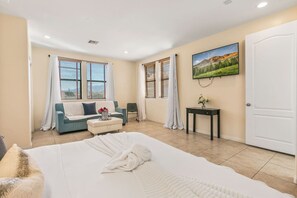 8 chambres, bureau, fer et planche à repasser, lit parapluie