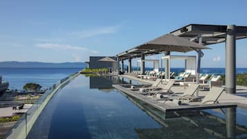 4 udendørs pools, åben fra kl. 08.00 til kl. 20.00, parasoller