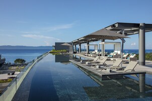 4 piscinas al aire libre, sombrillas, sillones reclinables de piscina