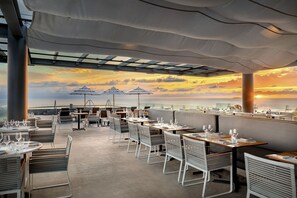 Outdoor dining - Secrets Bahia Mita Surf & Spa - Adults Only - All Inclusive (Punta de Mita)