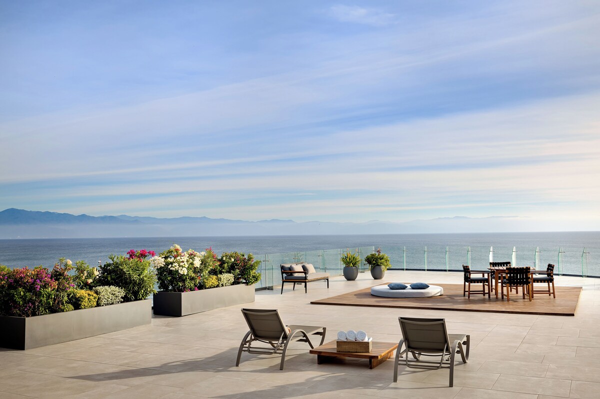 Preferred club Presidential Suite Ocean View | Hypo-allergenic bedding, free minibar, in-room safe, blackout drapes