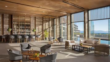 4 bars/lounges, 2 poolside bars