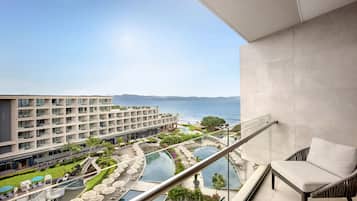 Preferred Club Jr Suite Ocean View King | Hypo-allergenic bedding, free minibar, in-room safe, blackout drapes