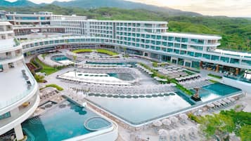 4 piscinas al aire libre, sombrillas, sillones reclinables de piscina