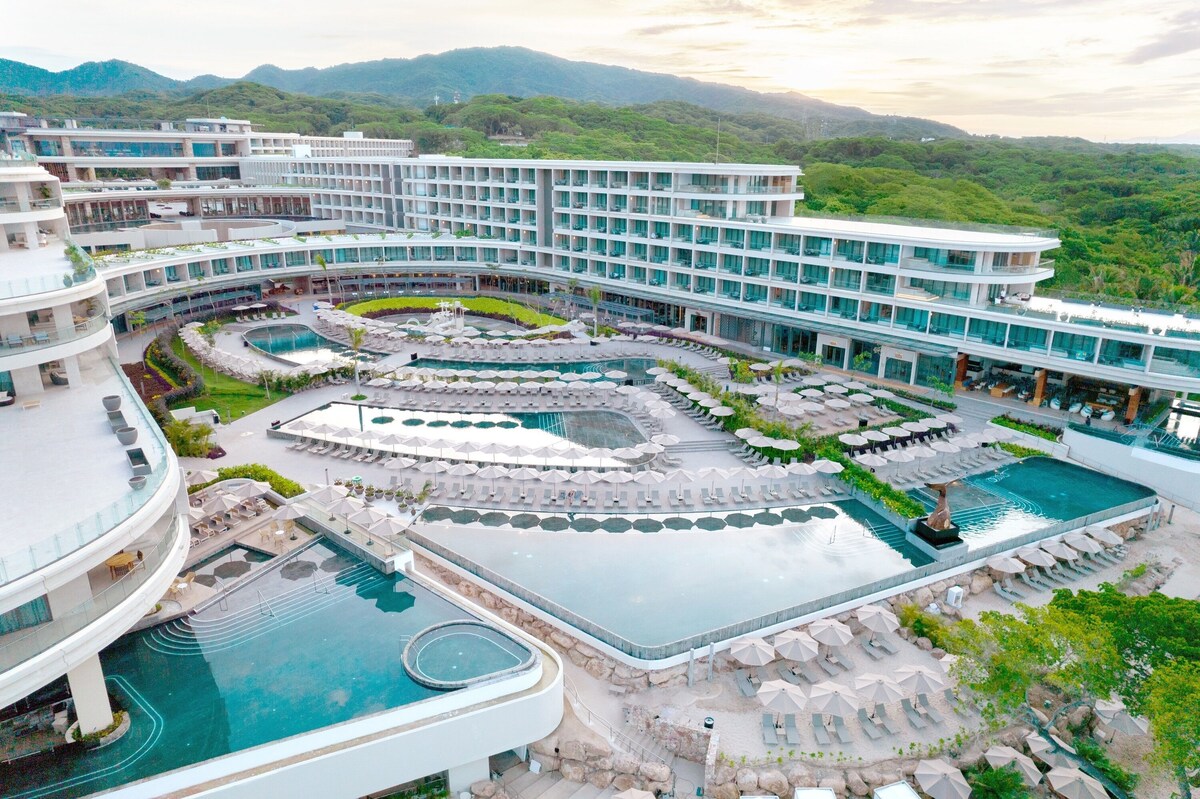 4 outdoor pools, open 8:00 AM to 8:00 PM, pool umbrellas, sun loungers