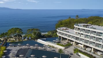 4 utomhuspooler, öppet 08.00 till 18.00, parasoller och solstolar