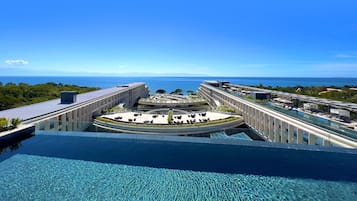 4 albercas al aire libre, sombrillas en la alberca y camastros