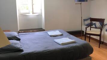 6 bedrooms, desk, iron/ironing board, free WiFi