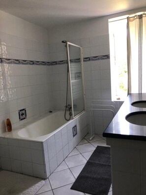 Badkar/dusch, hårtork, handdukar och tvål