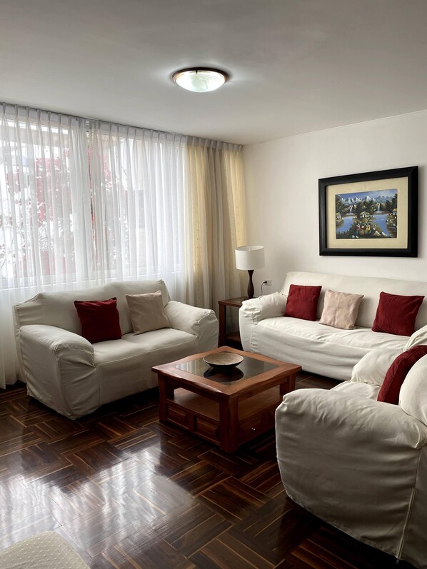 Smart TV - Apartment E in San Isidro, El Olivar Park - cleaning, and internet included (San Isidro)