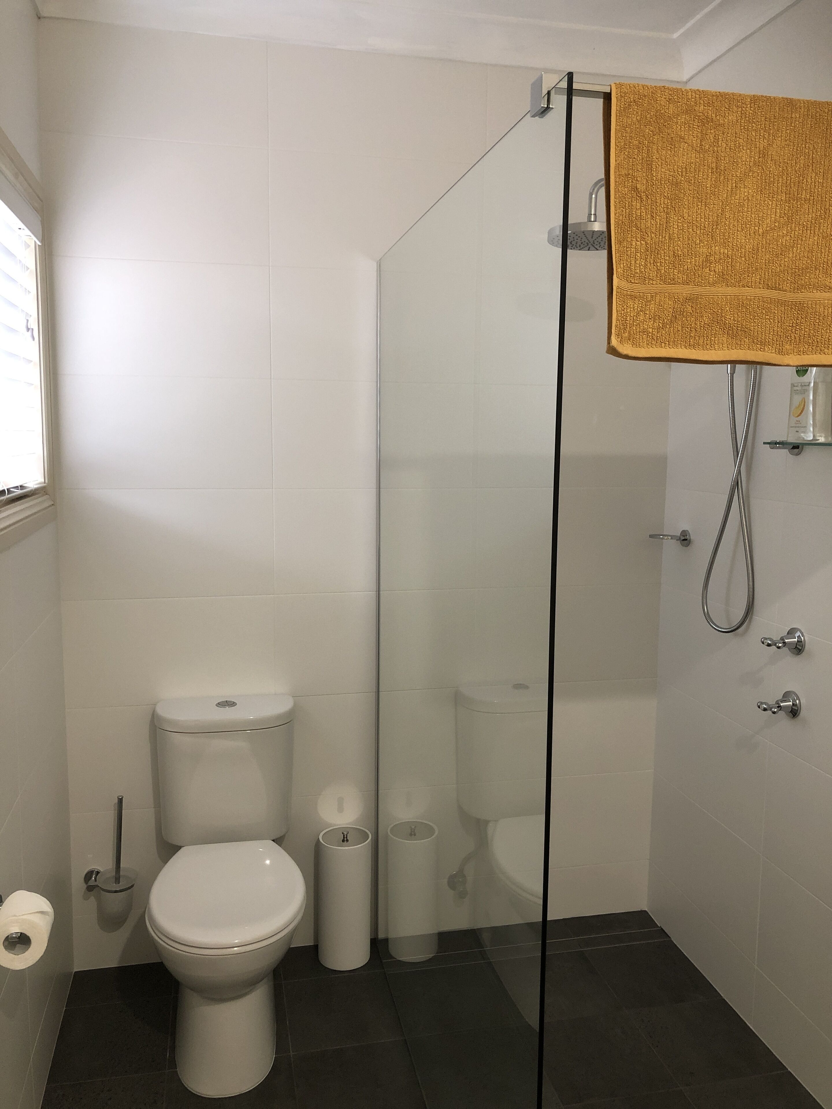 Douche, articles de toilette écologiques, sèche-cheveux