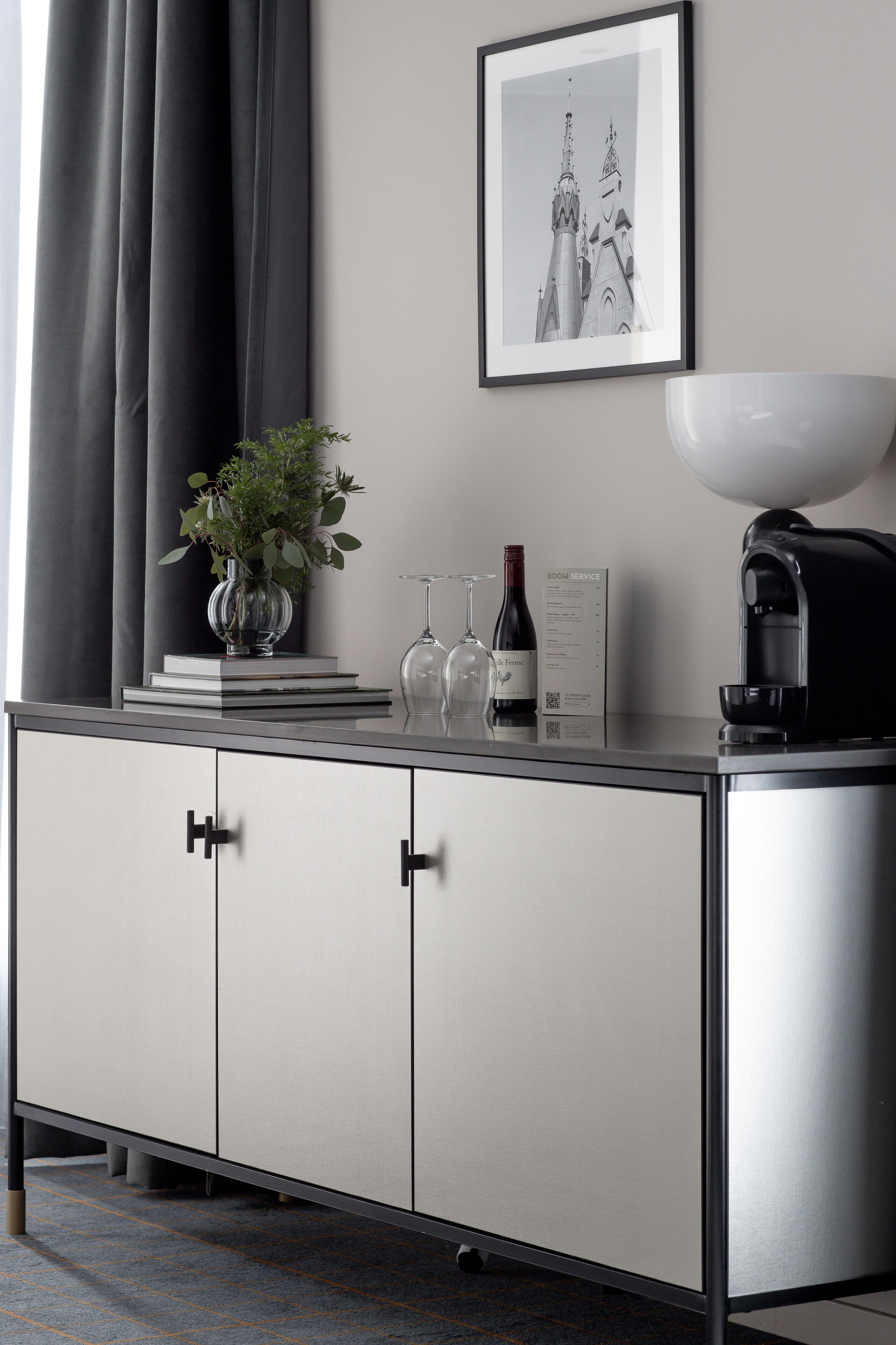 deluxe double room, non smoking | 1 bedroom, down duvets, minibar, in-room safe