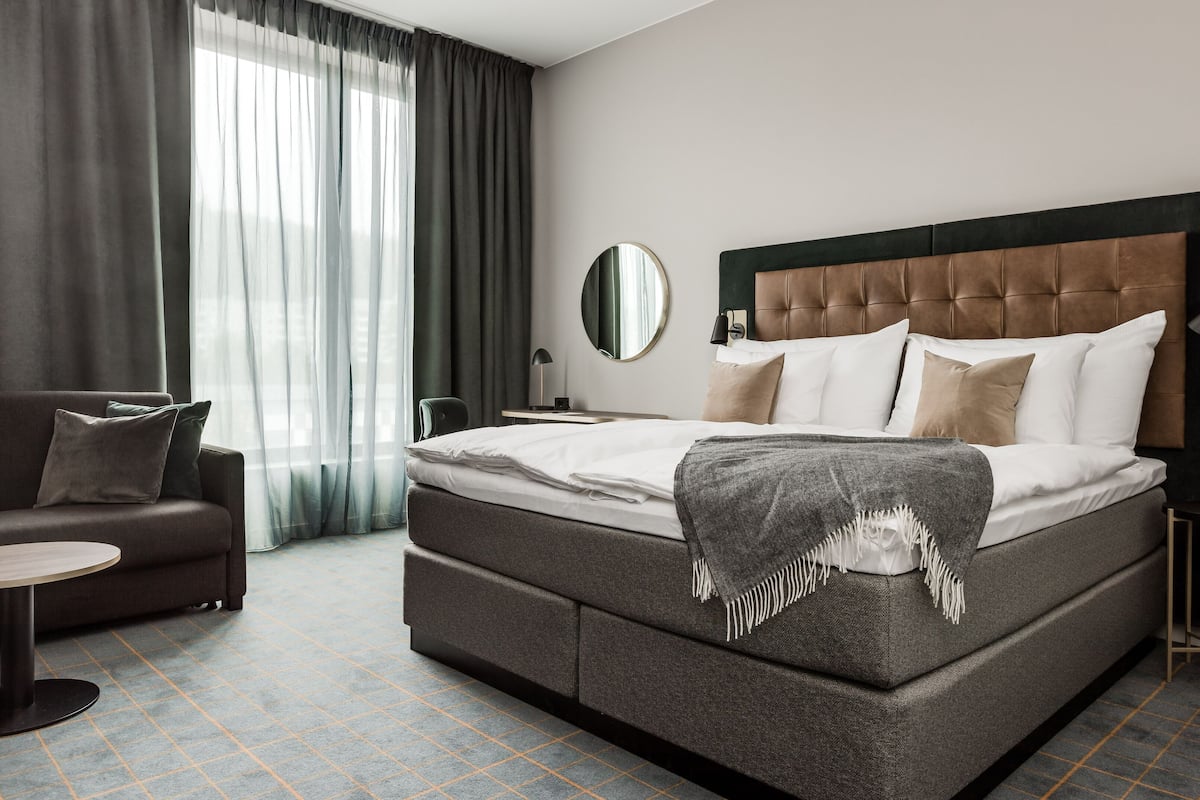 deluxe double room, non smoking | 1 bedroom, down duvets, minibar, in-room safe