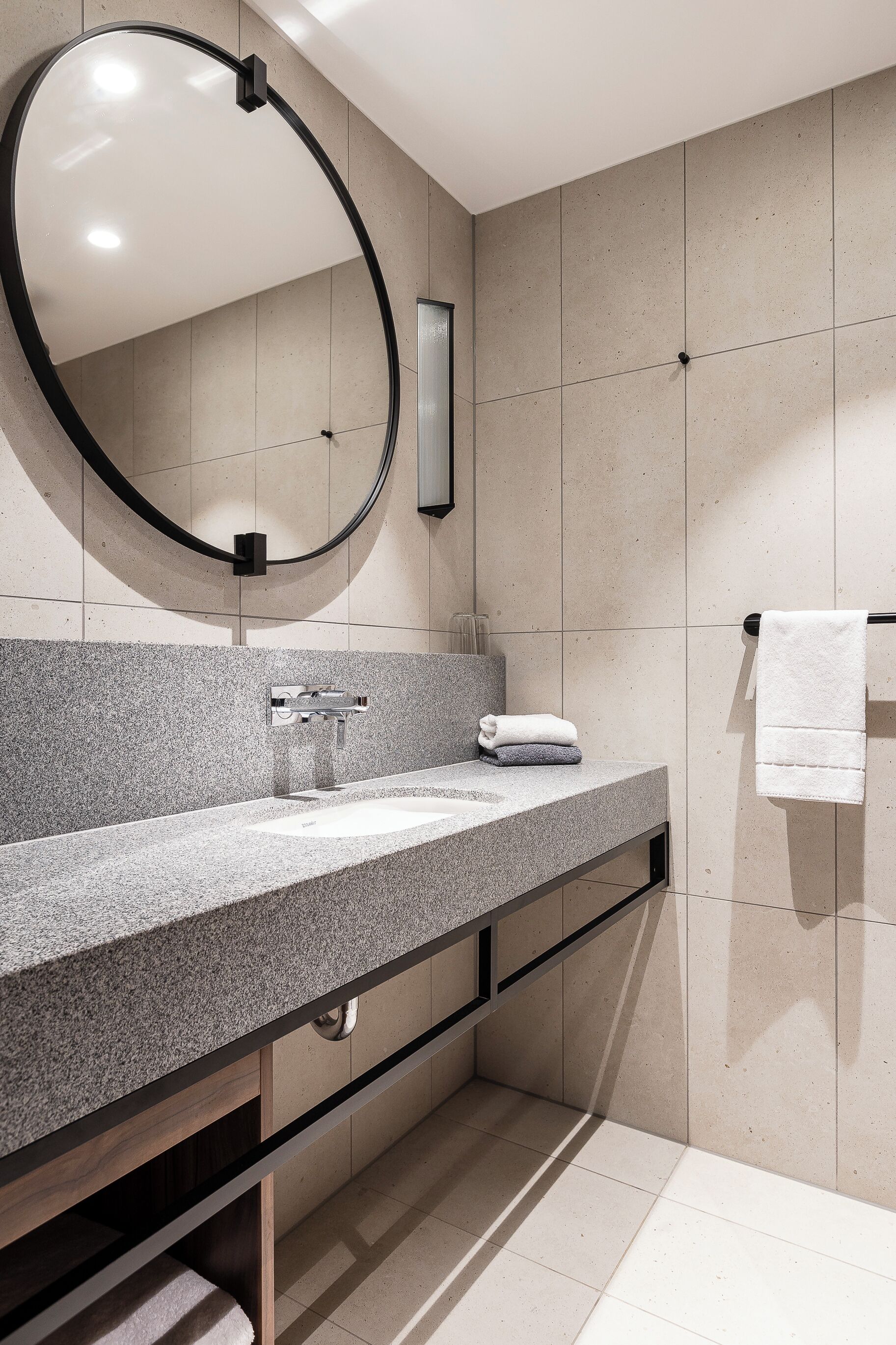 family room, non smoking | bathroom | hair dryer, towels, soap, shampoo